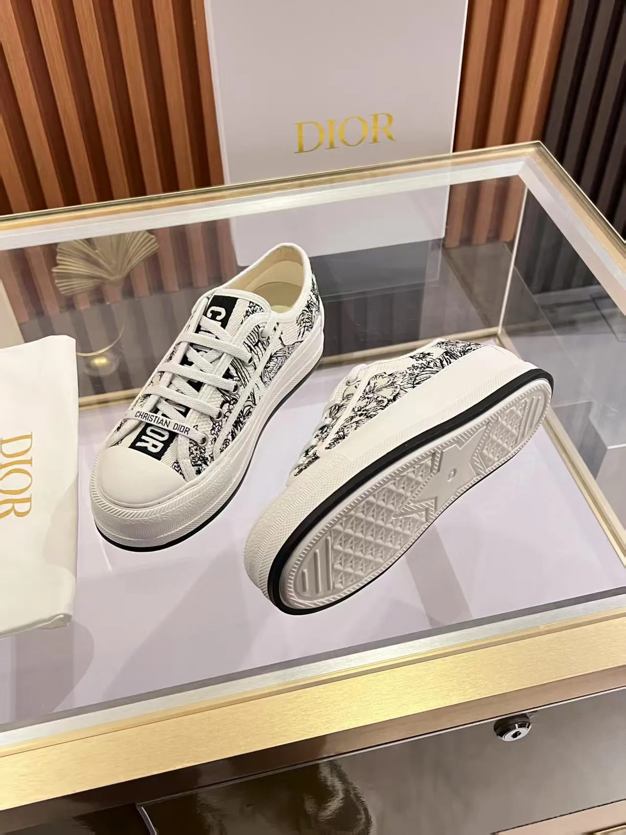 👟👟Ex-factory price 520👟👟 Walk‘n’Dior embroidered mid-top casual shoes are new in 2025. On the fashion stage, Dior embroidered shoes are the well-deserved protagonist. Delicate stitching is used on the upper, every stitch is devoted to the craftsman's efforts, and every thread is woven with artistic poetry. From complex floral patterns to smart geometric textures, embroidery is like the magic that gives shoes life, allowing them to show dynamic beauty even in static conditions.   Wearing Dior embroidered shoes feels like stepping into a dream world full of art. It is not only a pair of shoes, but also a walking piece of art that perfectly integrates fashion and culture. Whether you are strolling on the bustling city streets or attending important social occasions, Dior embroidered shoes can add unique charm to your style and become the focus of everyone's attention.   Choosing Dior embroidered shoes means choosing a persistent pursuit of quality and a unique understanding of fashion. Let it accompany you through every wonderful moment and leave your own fashion mark.  Material: Sheepskin lining, feet, silk cowhide, size 35-41, heel height 5cm
